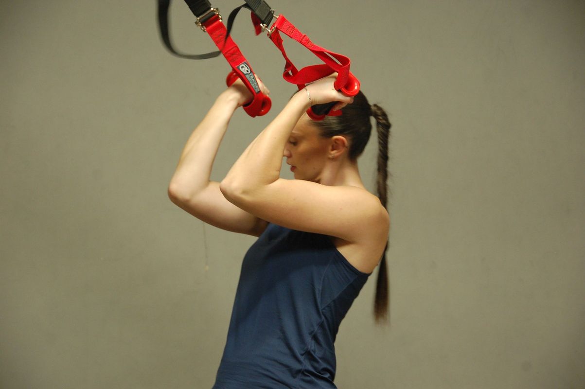 Ella Noly en séance de renforcement musculaire au TRX